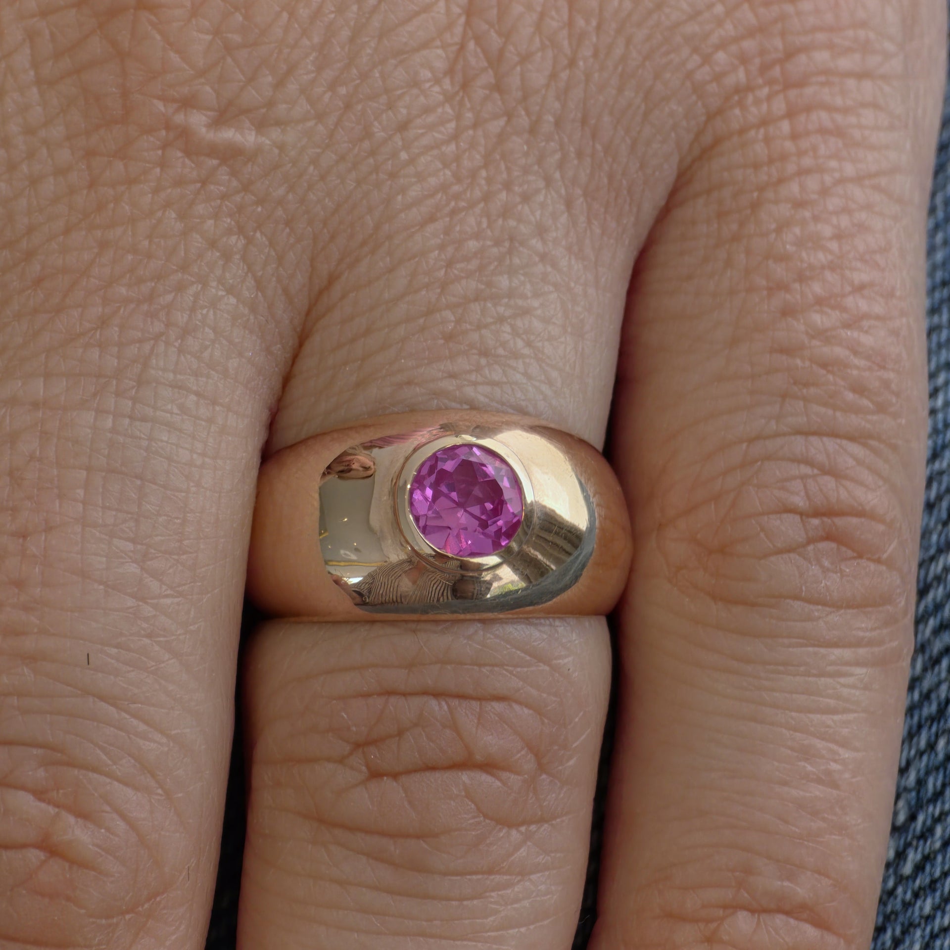 Forma Signet Ring – Orange Padparadscha Sapphire