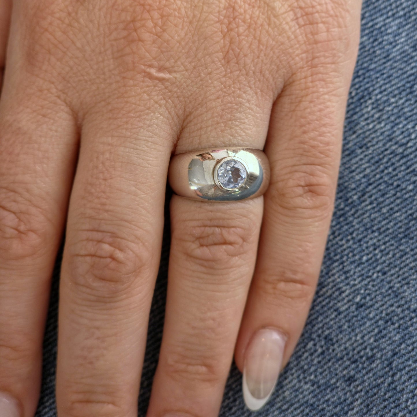 Forma Signet Ring – Light Blue Aquamarine
