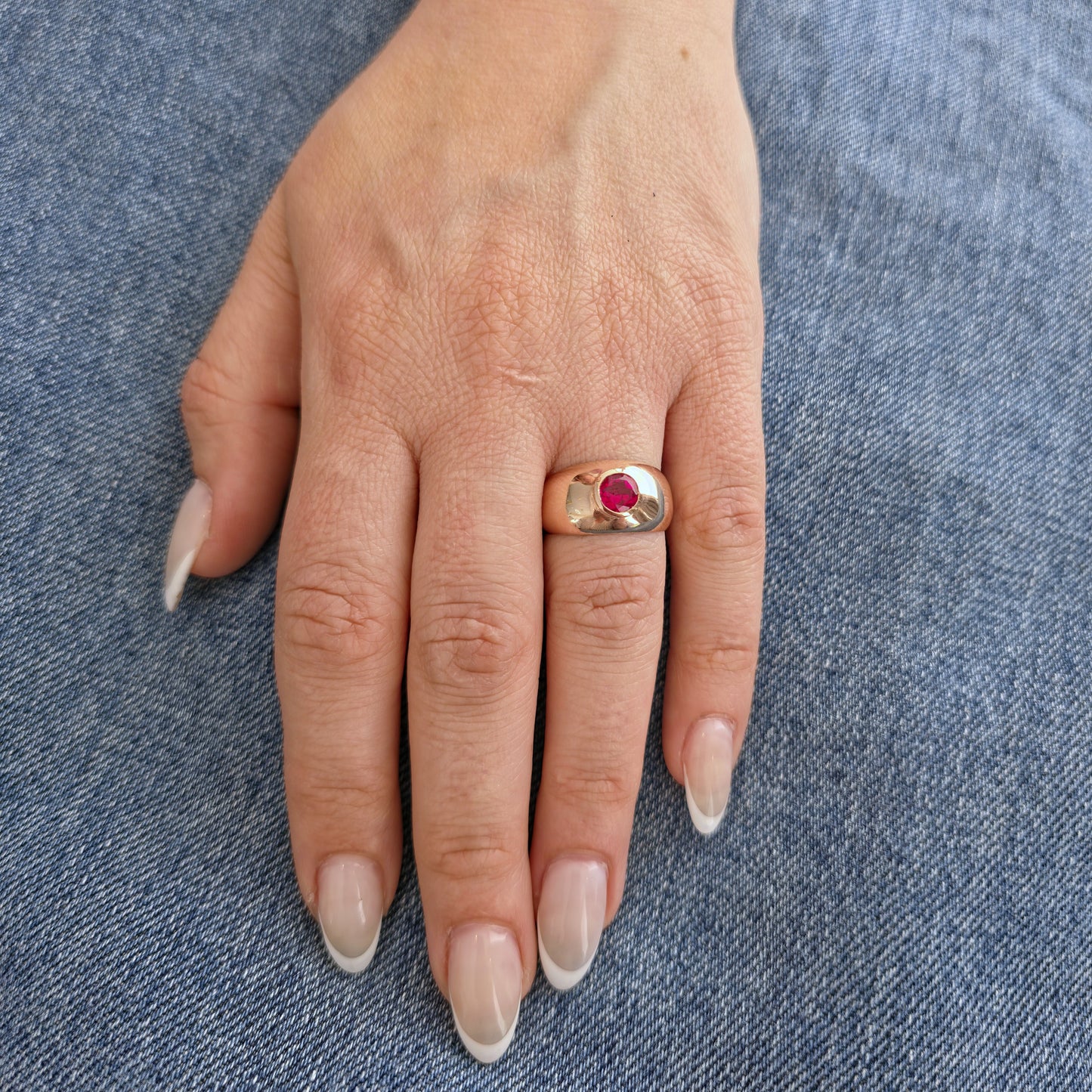 Forma Signet Ring – Red Ruby