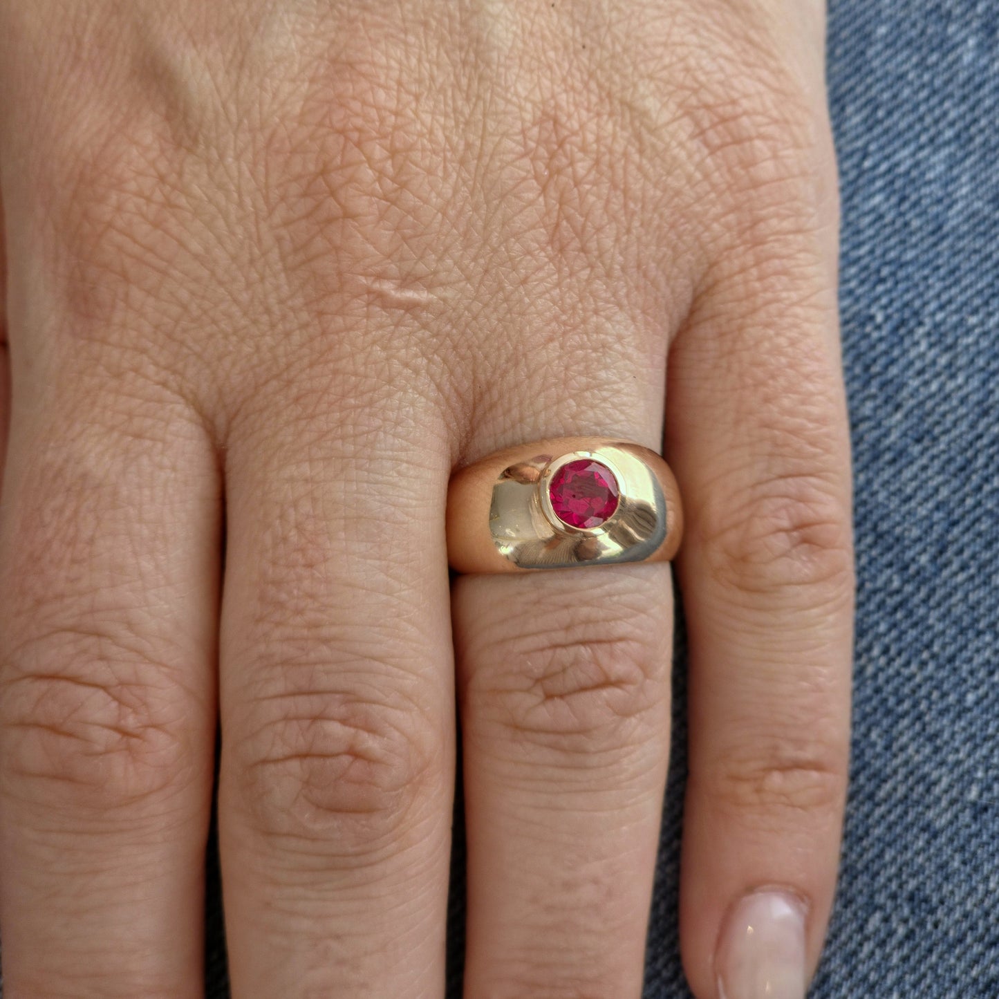 Forma Signet Ring – Red Ruby
