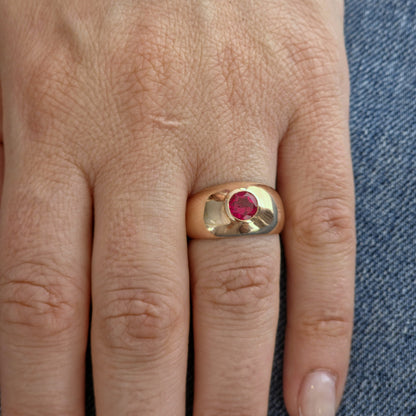 Forma Signet Ring – Red Ruby