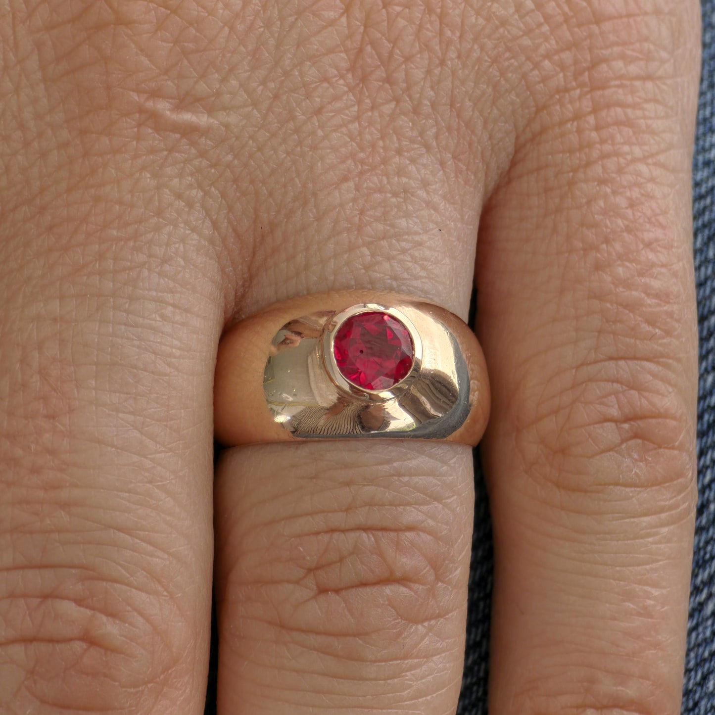 Forma Signet Ring – Red Ruby