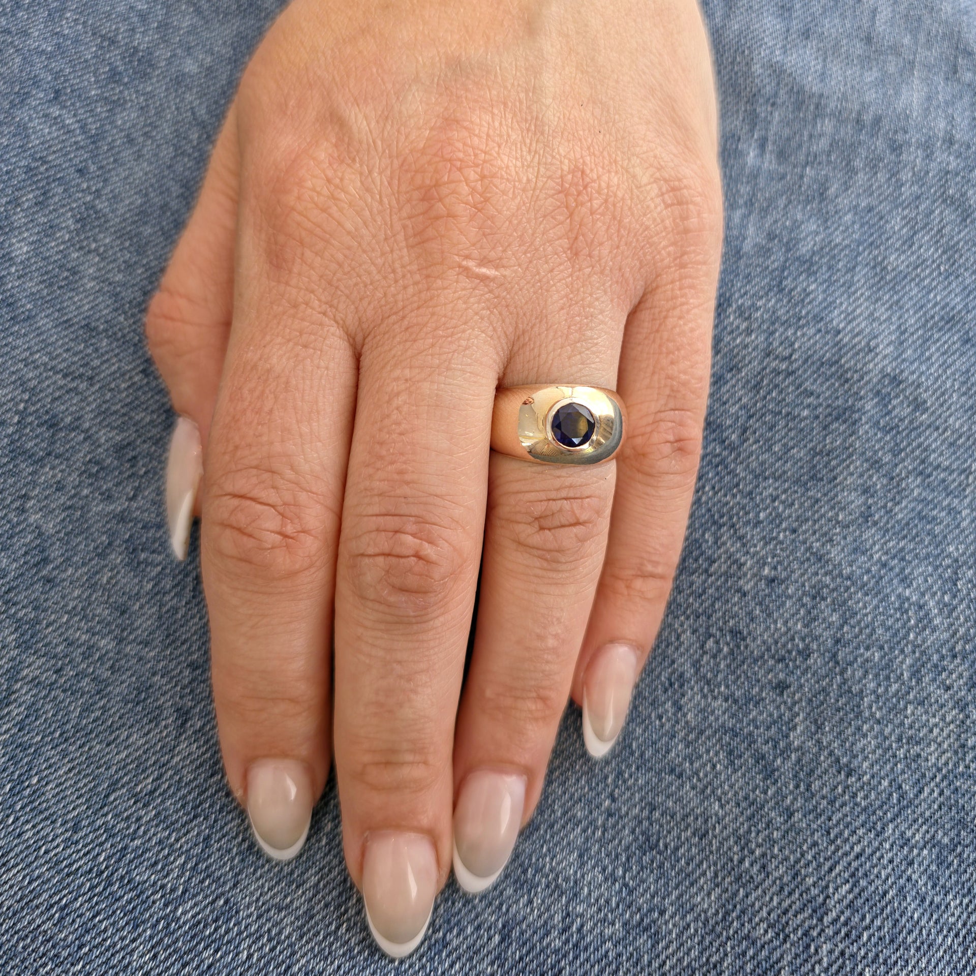 Forma Signet Ring – Blue Sapphire