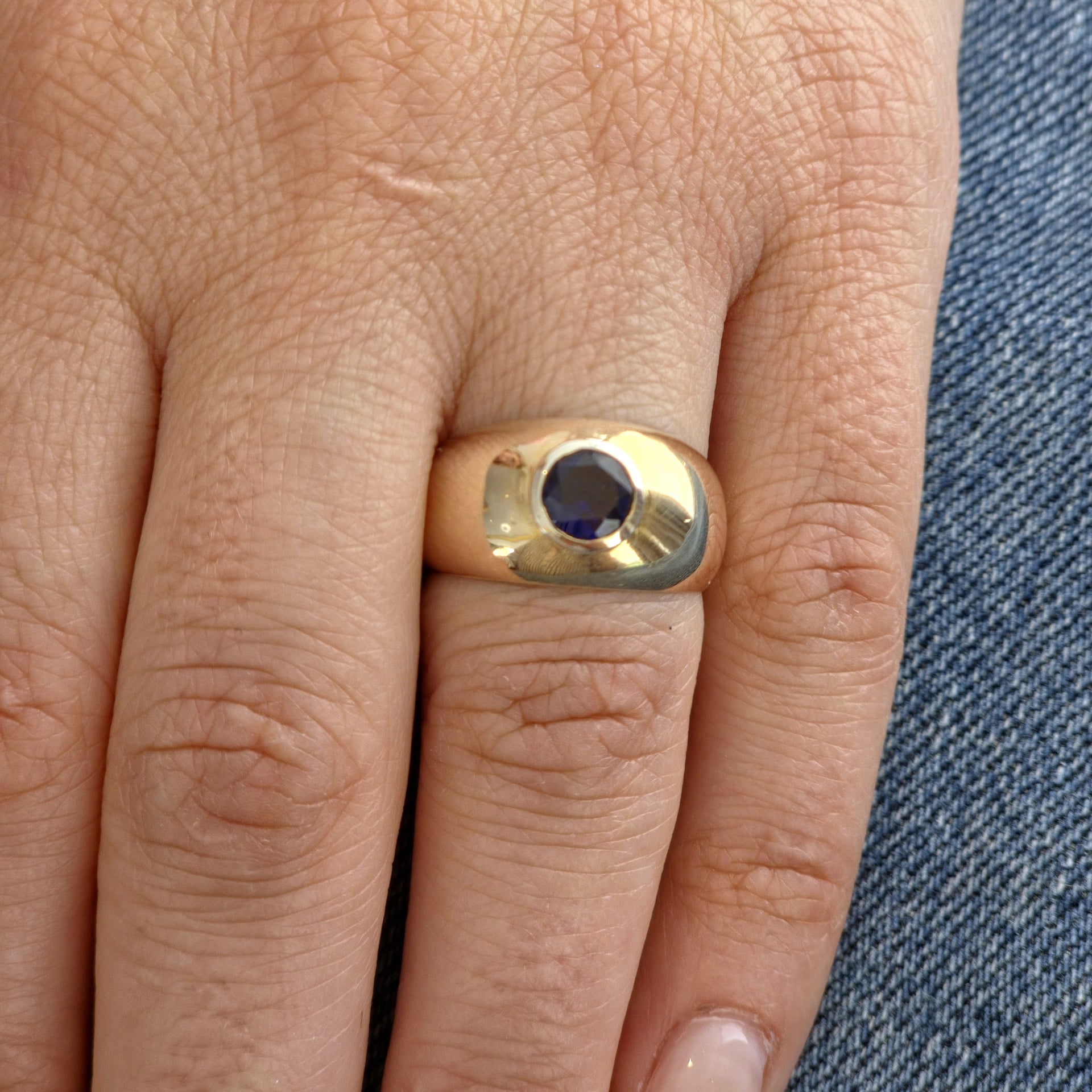 Forma Signet Ring – Blue Sapphire