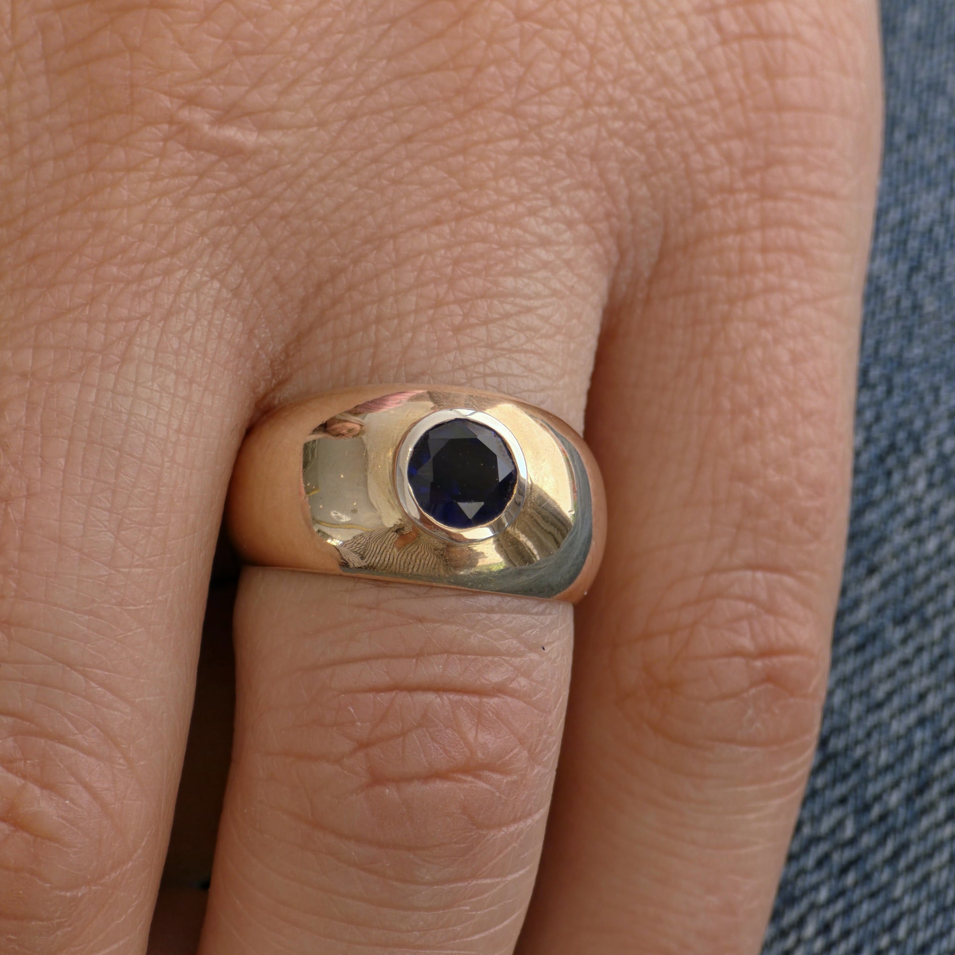 Forma Signet Ring – Blue Sapphire