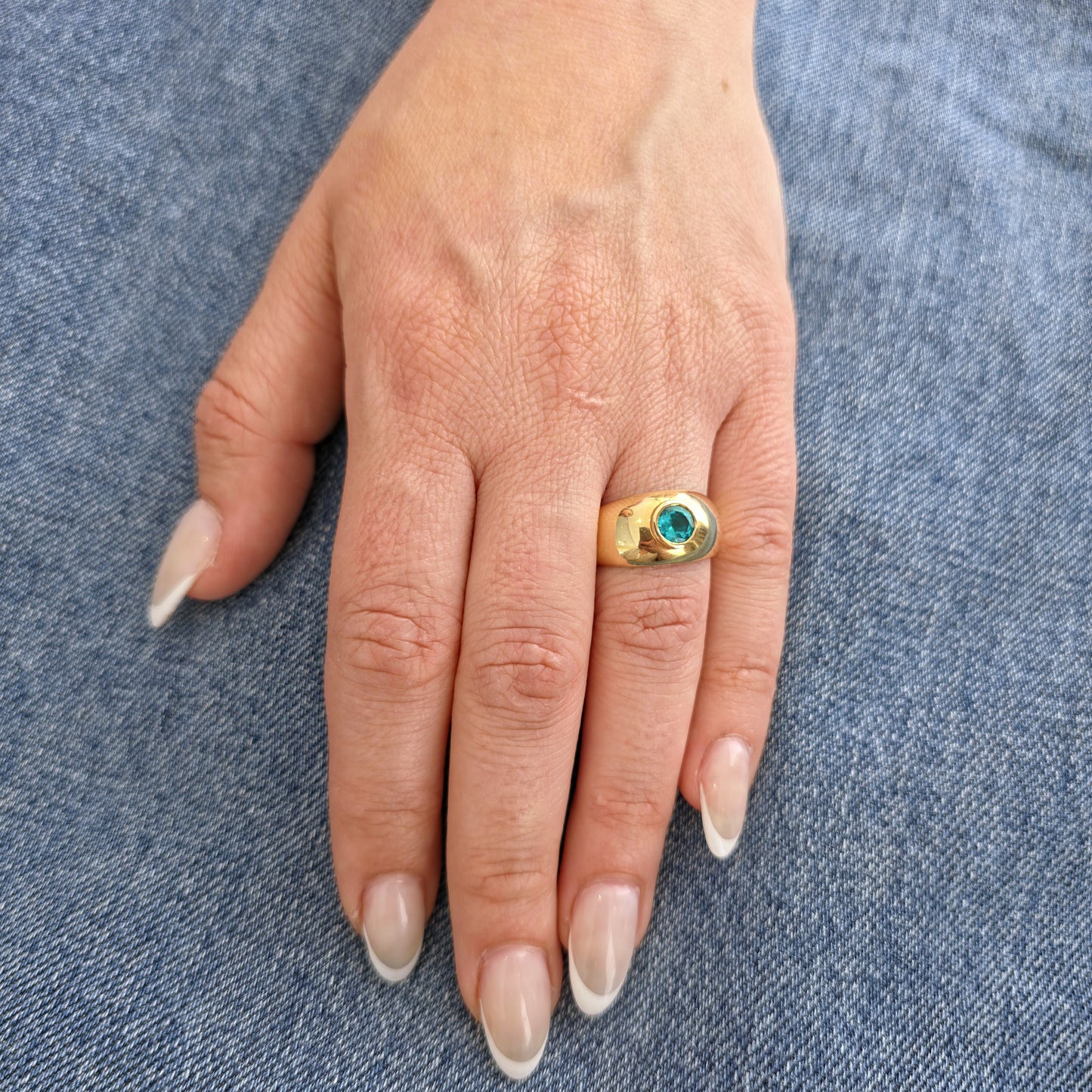 Forma Signet Ring – Colombian Green Emerald