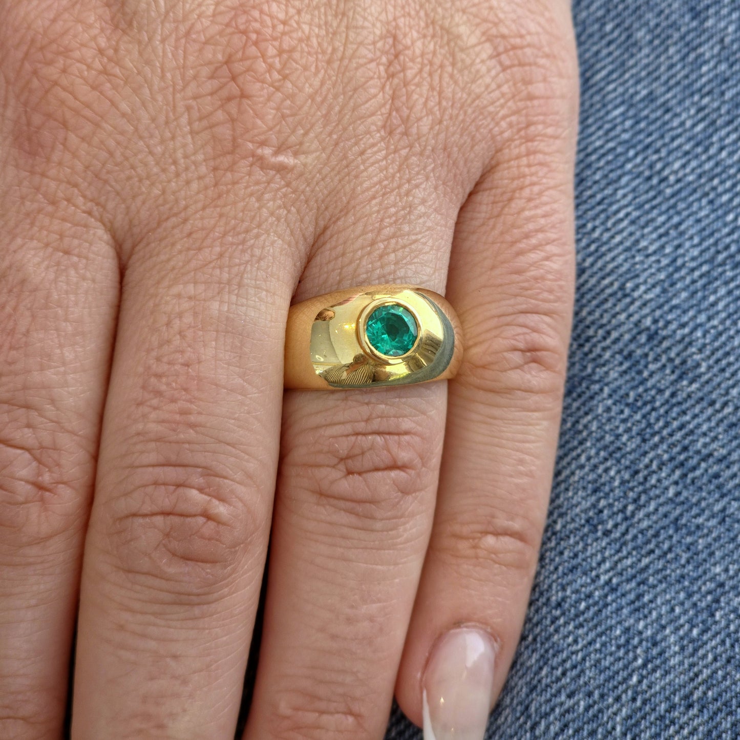 Forma Signet Ring – Colombian Green Emerald