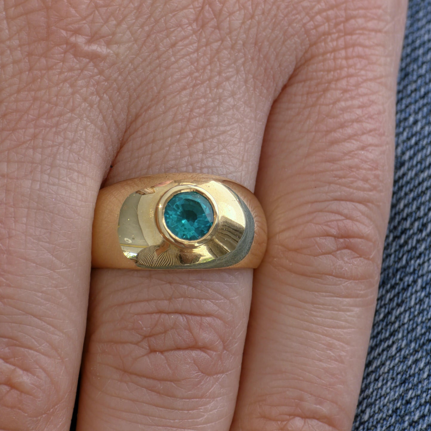 Forma Signet Ring – Colombian Green Emerald