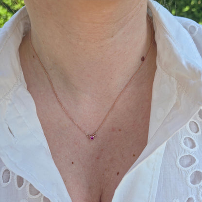 Forma Mini Solitaire Necklace – Light Pink Sapphire