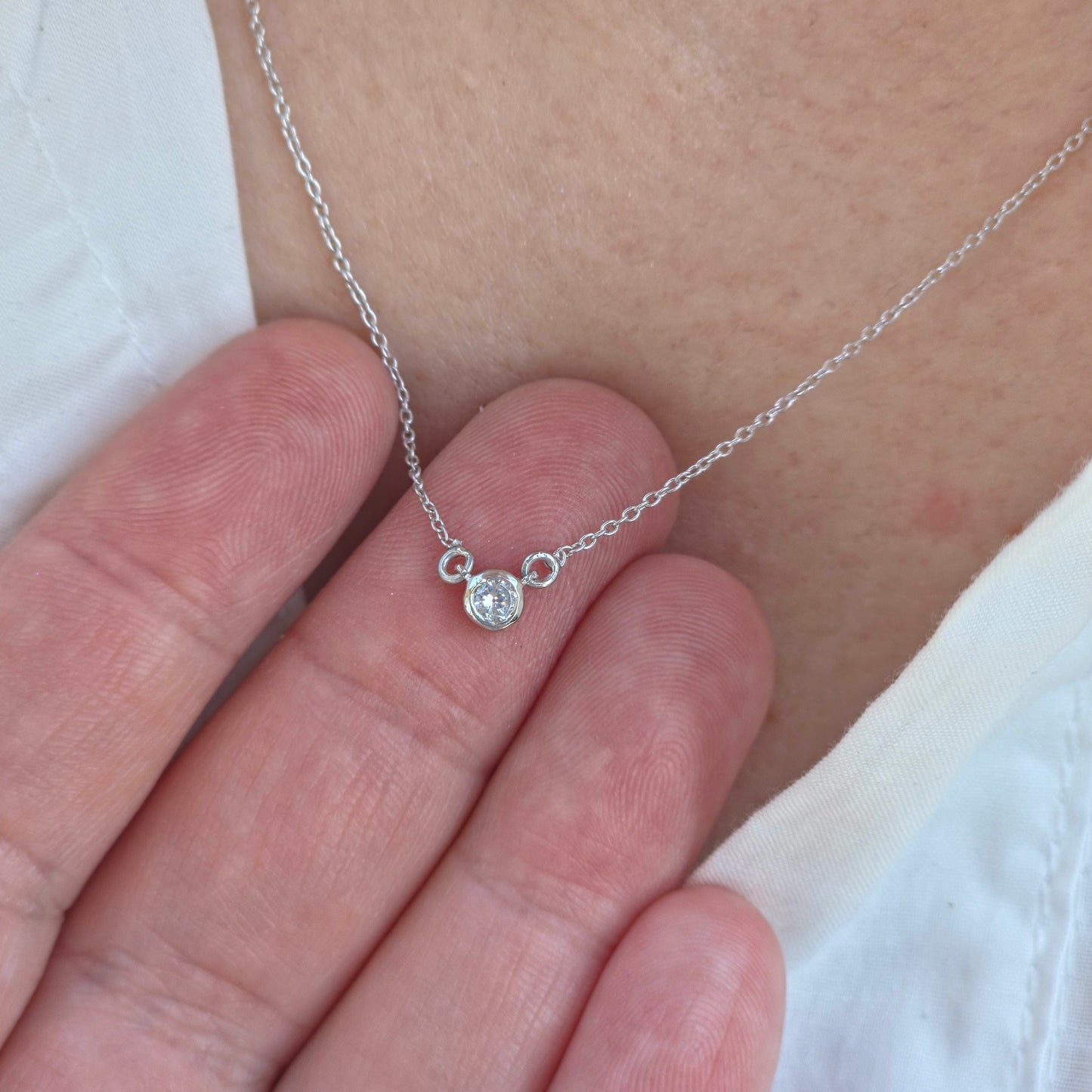 Forma Mini Solitaire Necklace – White Diamond