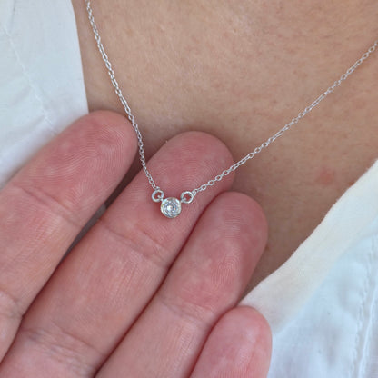 Forma Mini Solitaire Necklace – White Diamond