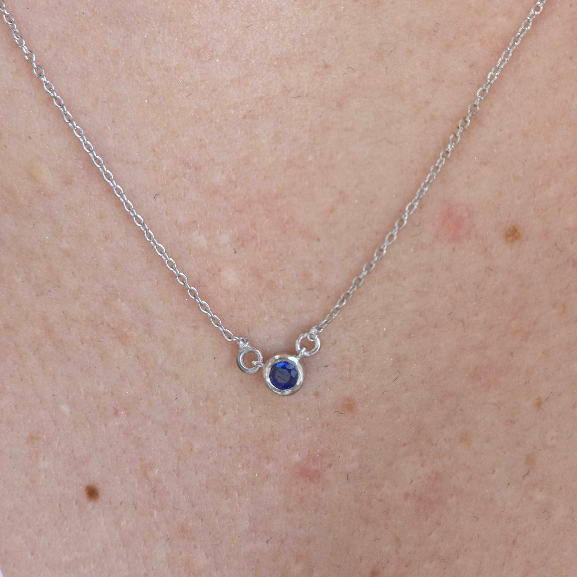 Forma Mini Solitaire Necklace – Blue Sapphire