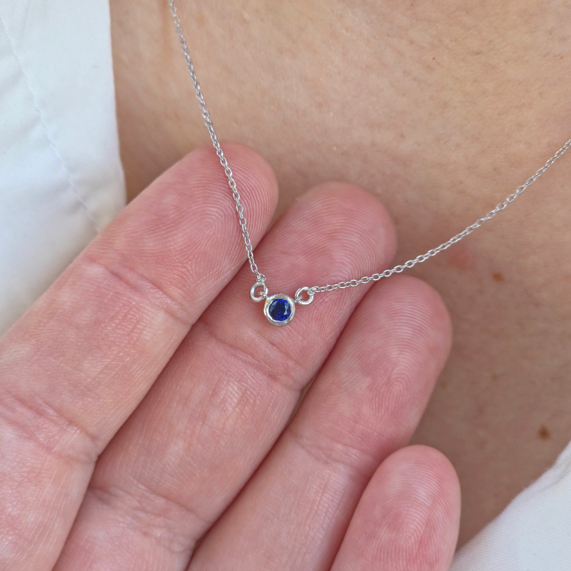 Forma Mini Solitaire Necklace – Blue Sapphire