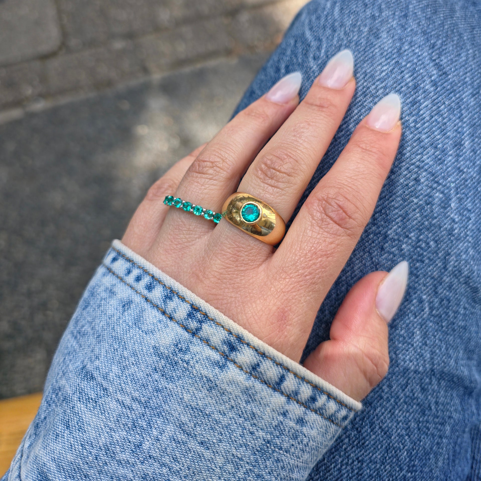 Forma Signet Ring – Blue Sapphire
