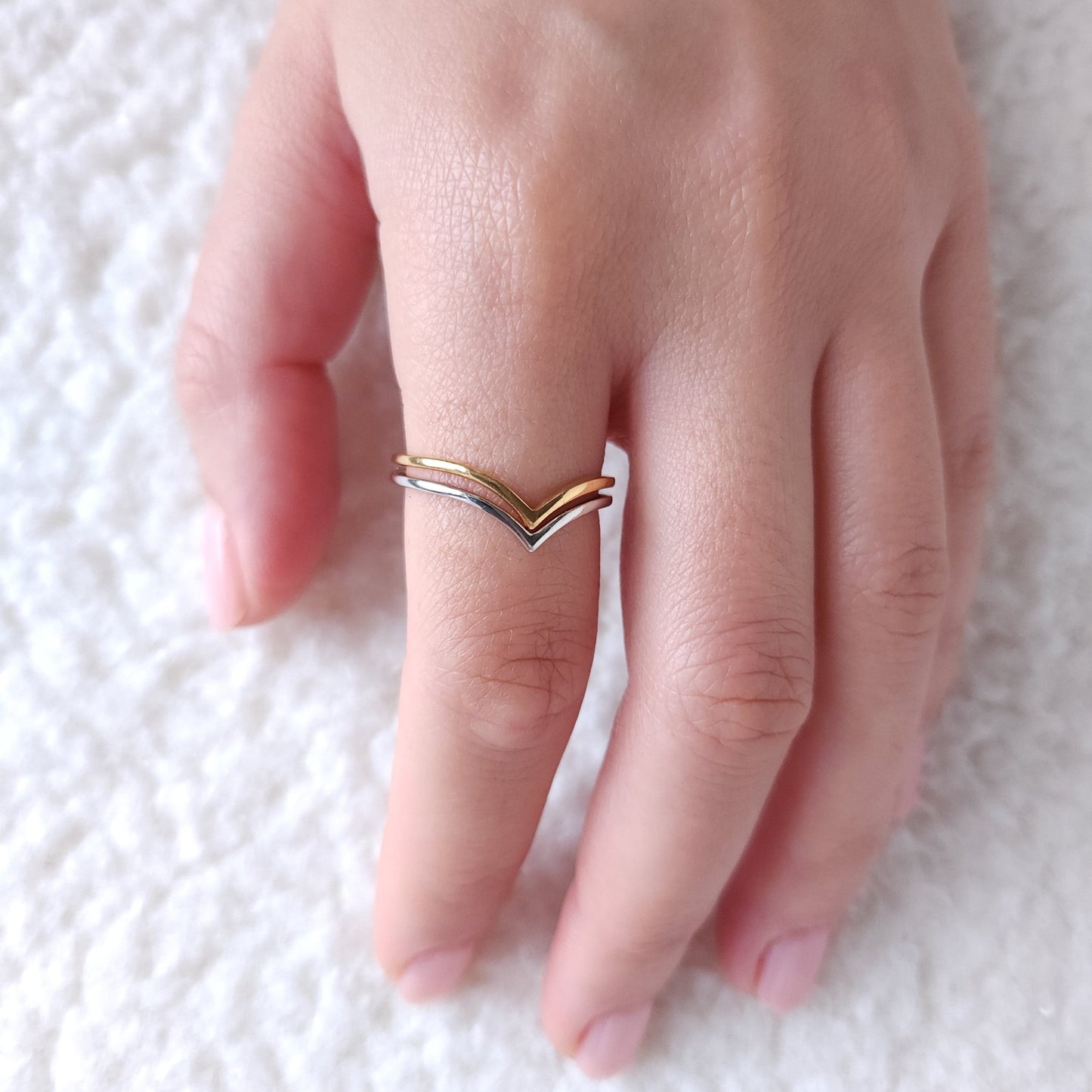 Fine V Band Mini Ring