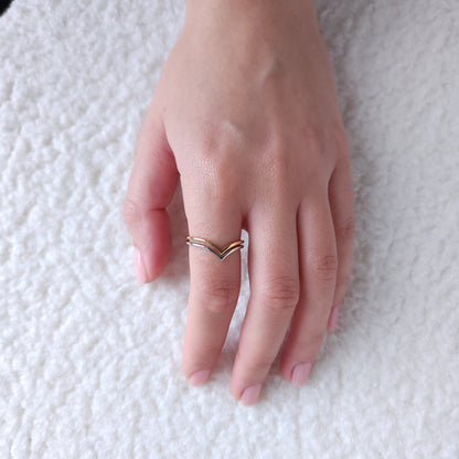Fine V Band Mini Ring