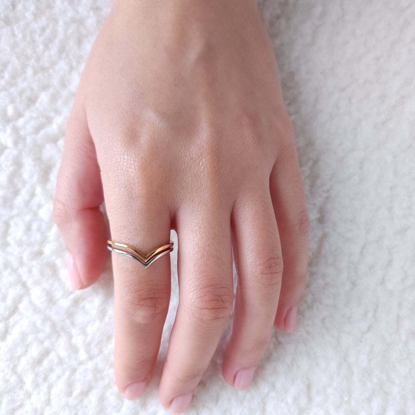 Fine V Band Mini Ring
