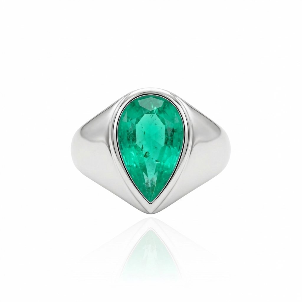 Nova Signet Ring – Colombian Green Emerald