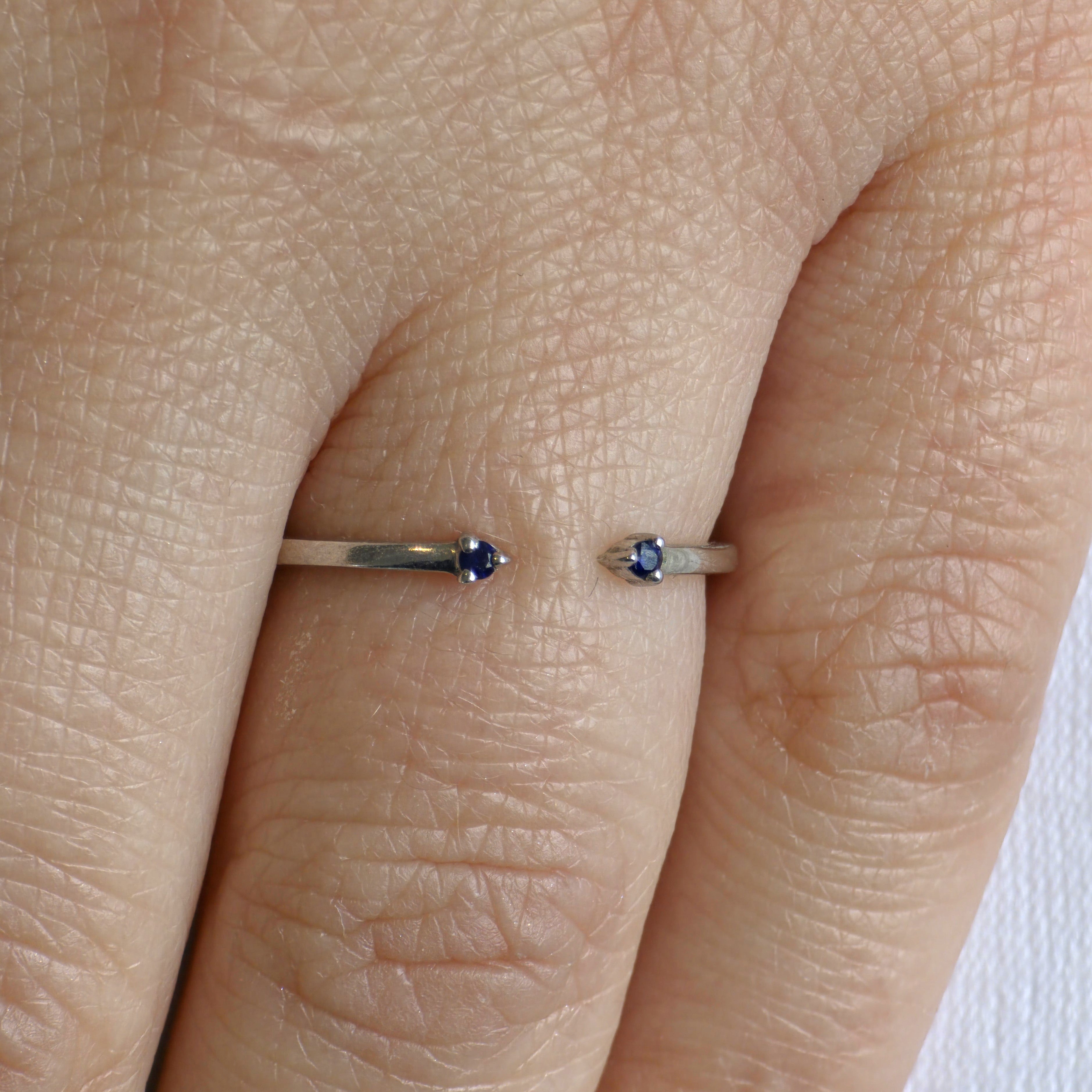 Linea Punto Mini Ring – Blue Sapphire