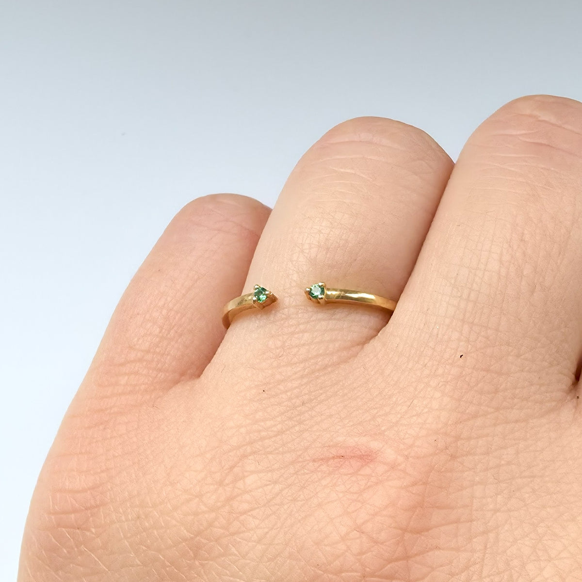 Linea Punto Mini Ring – Colombian Green Emerald