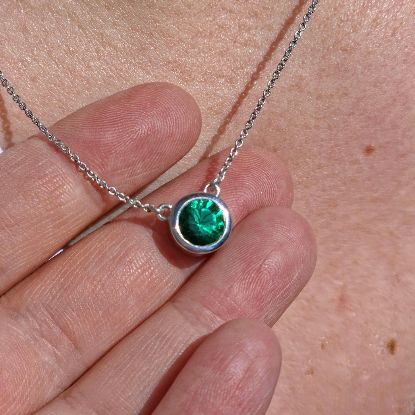 Forma Maxi Solitaire Necklace – Zambian Green Emerald