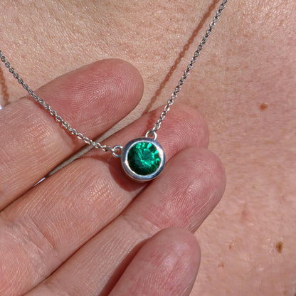 Forma Maxi Solitaire Necklace – Zambian Green Emerald
