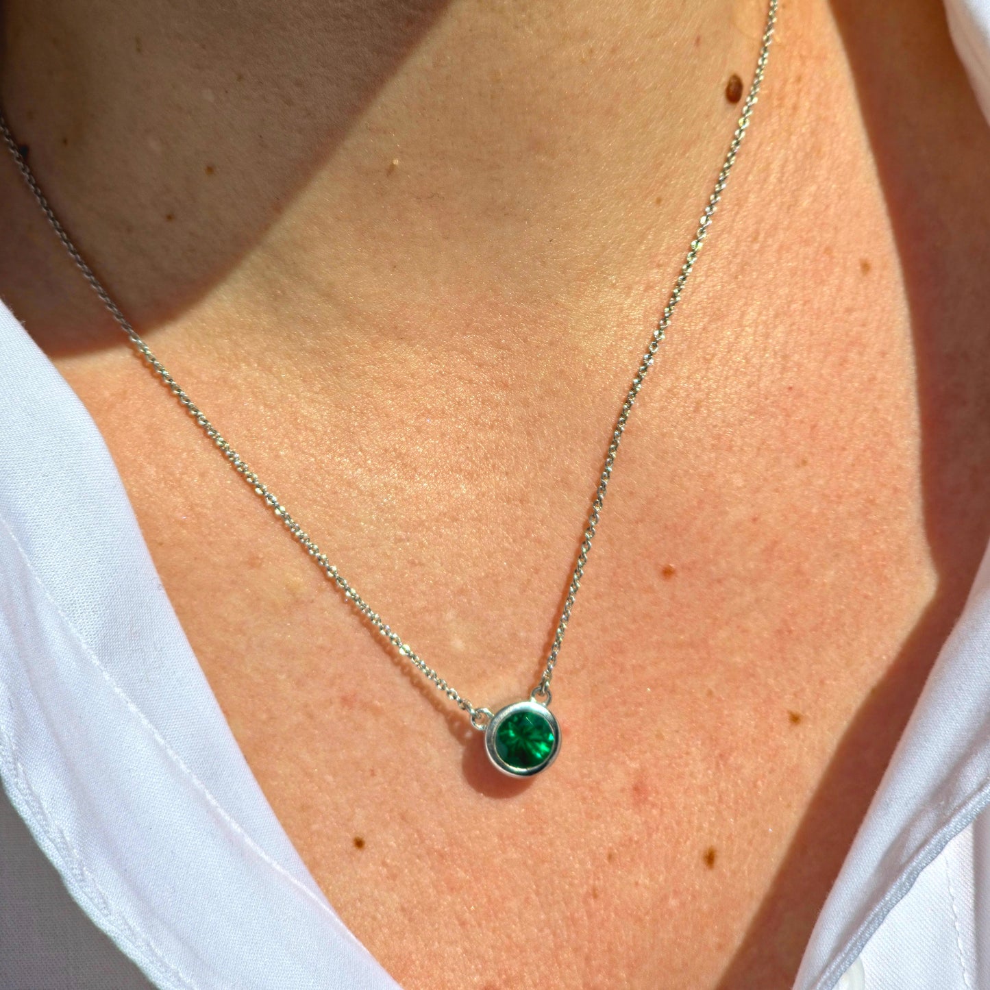 Forma Maxi Solitaire Necklace – Zambian Green Emerald