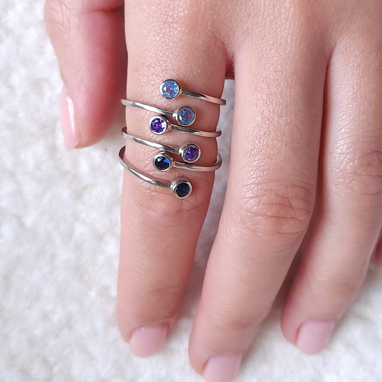 Forma Bypass Ring – Colombian Green Emerald