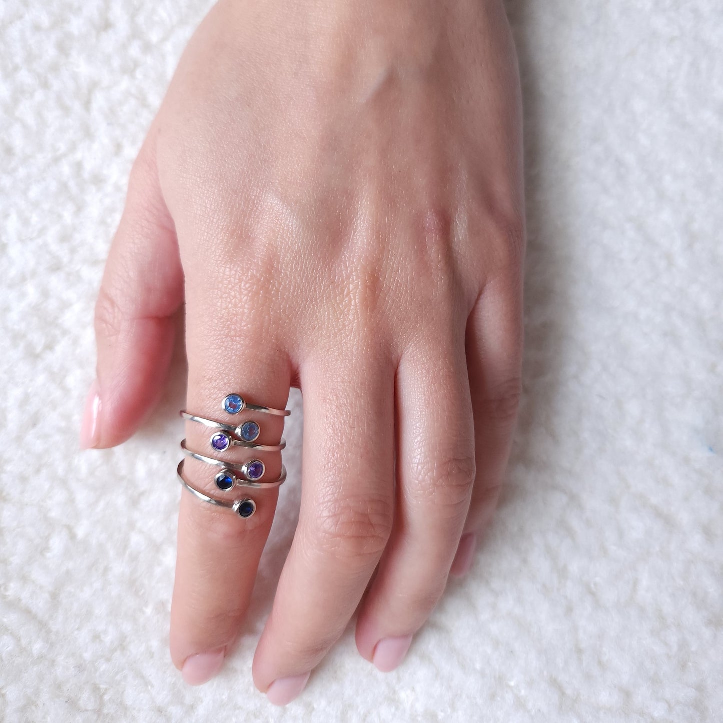 Forma Bypass Ring – Colombian Green Emerald
