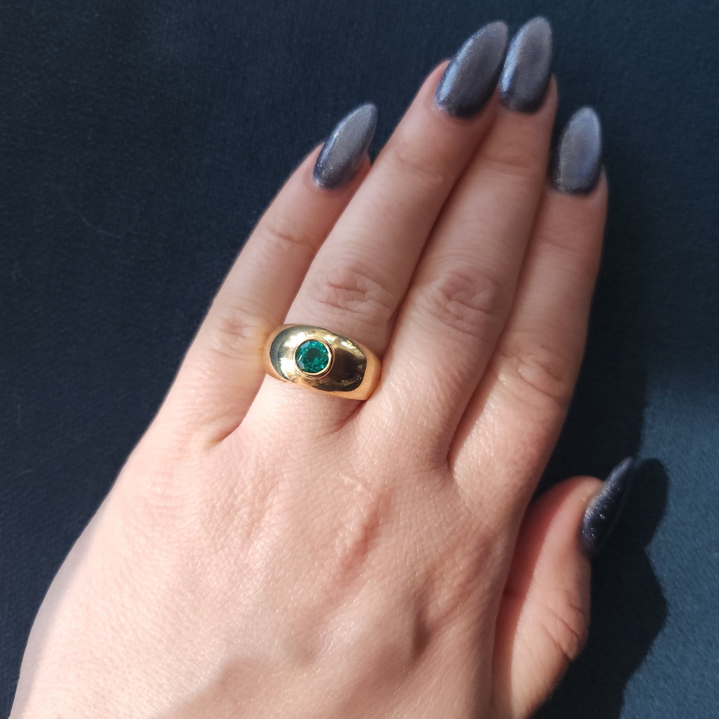 Forma Signet Ring – Zambian Green Emerald