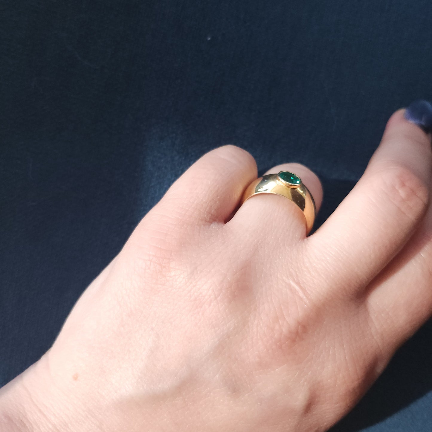 Forma Signet Ring – Zambian Green Emerald