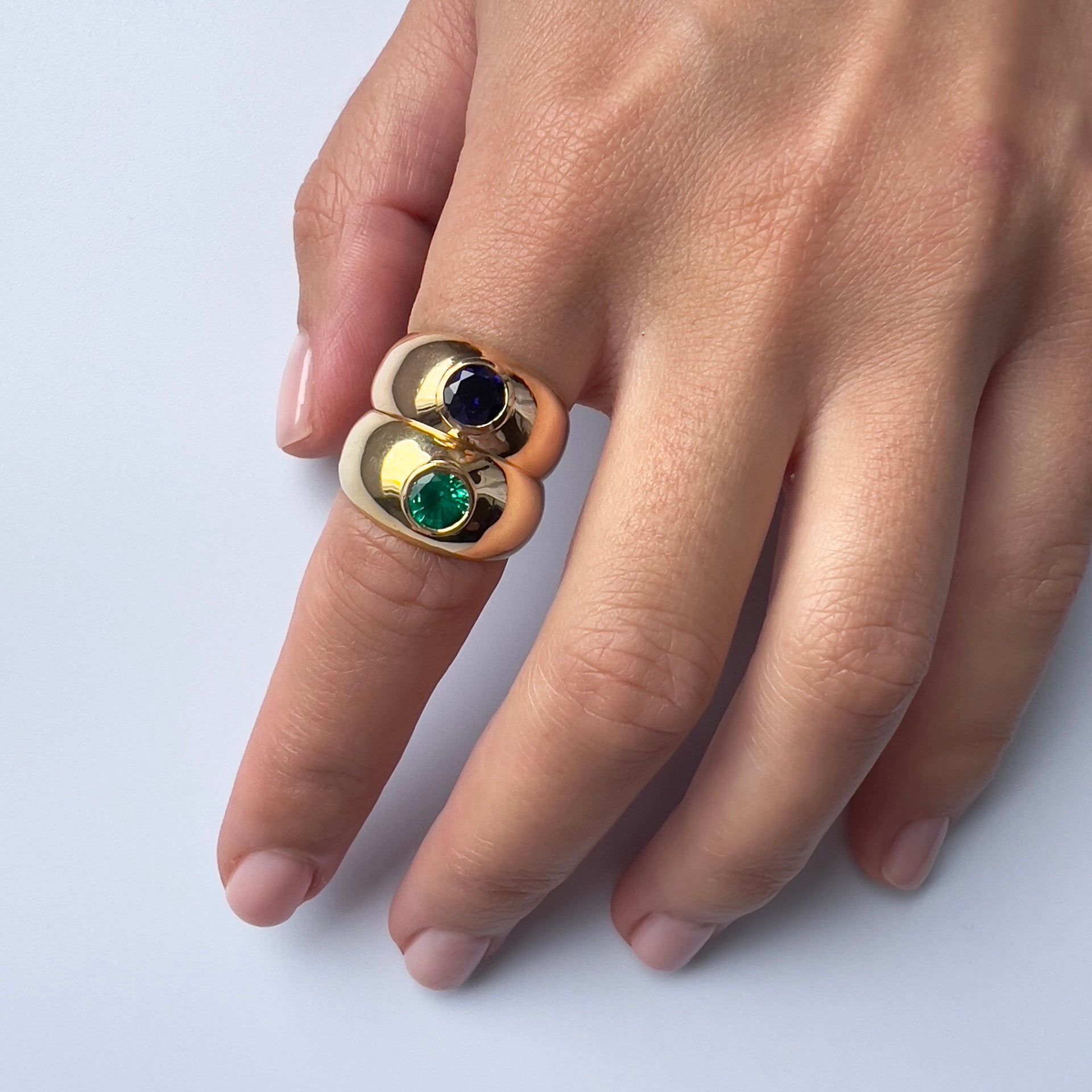 Forma Signet Ring – Blue Sapphire
