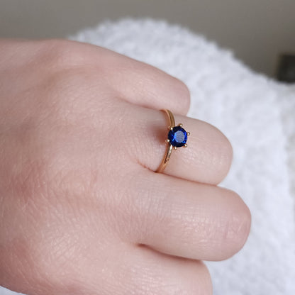 Juno Solitaire Ring – Blue Sapphire