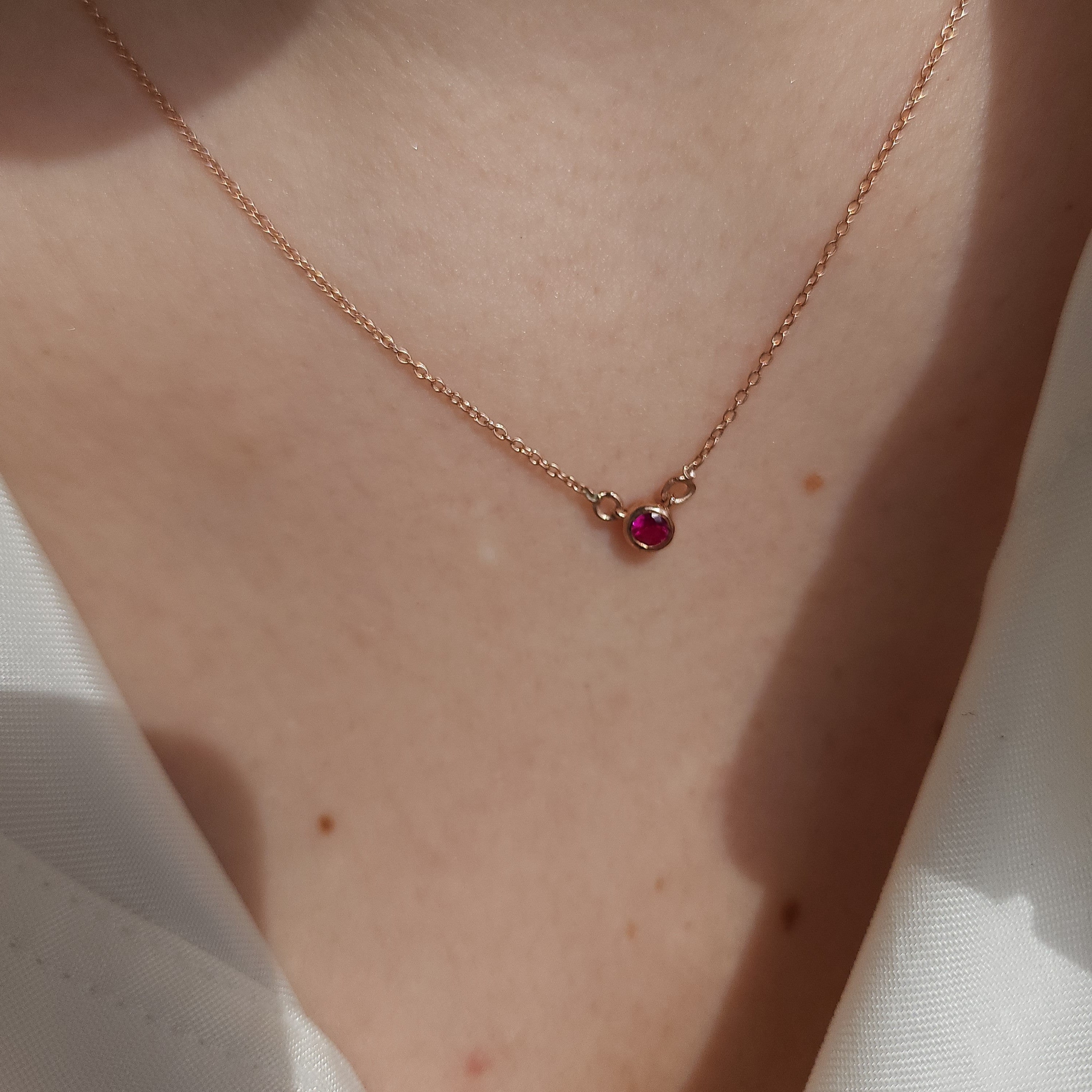 Forma Mini Solitaire Necklace – Vivid Pink Sapphire