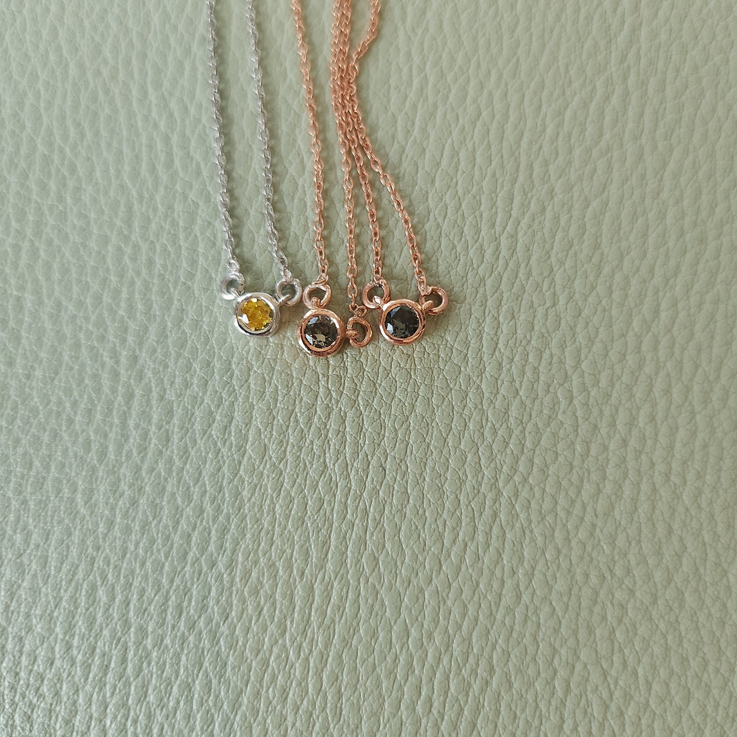 Forma Mini Solitaire Necklace – Yellow Sapphire