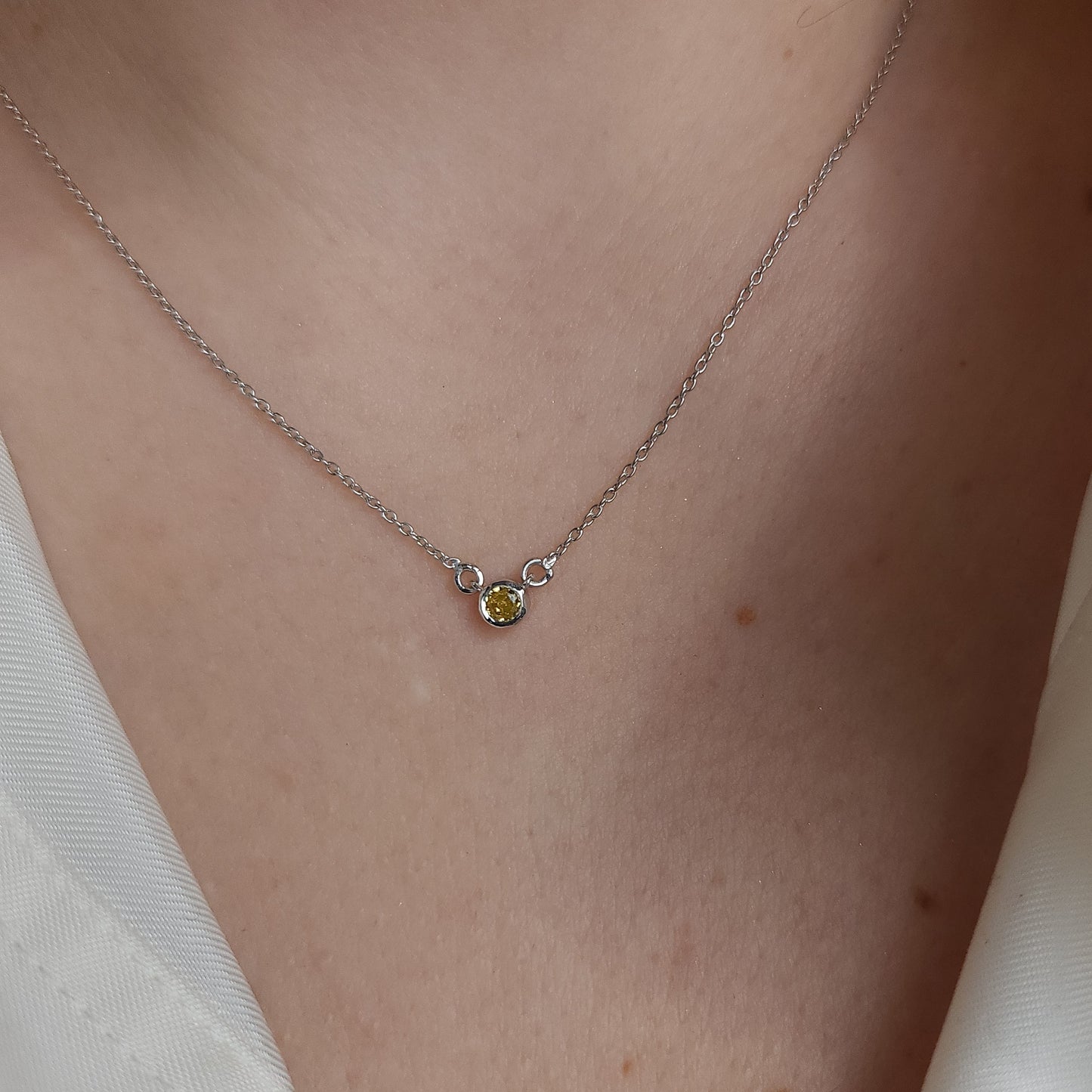 Forma Mini Solitaire Necklace – Yellow Sapphire
