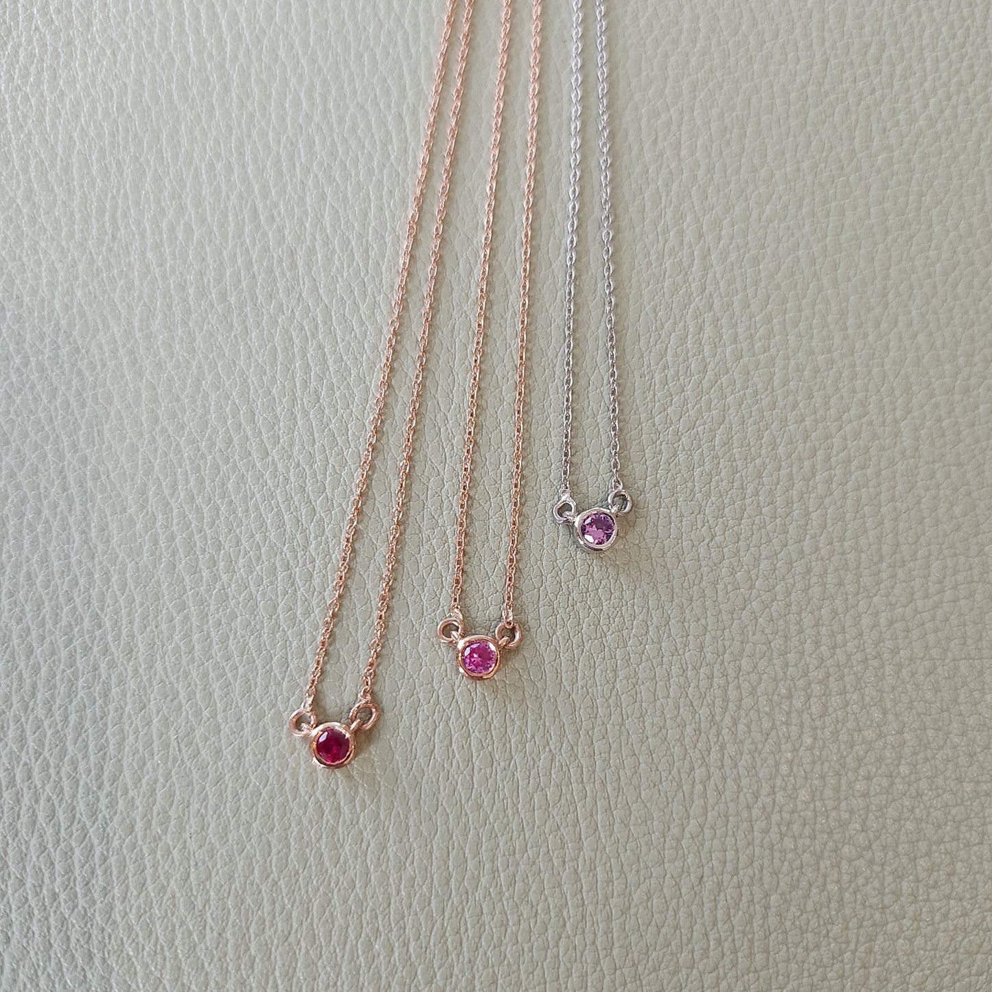 Forma Mini Solitaire Necklace – Light Pink Sapphire