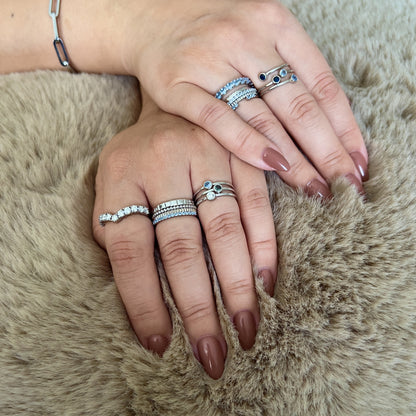 Forma Mini Solitaire Ring – Blue Sapphire