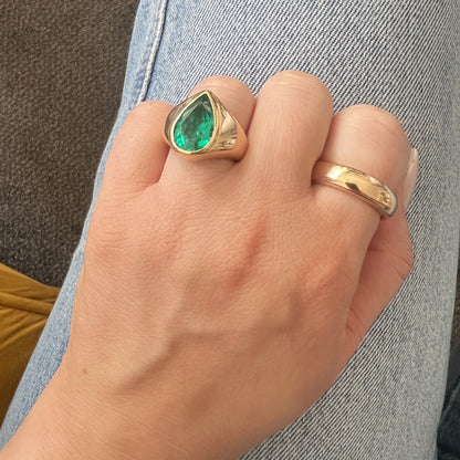 Nova Signet Ring – Zambian Green Emerald