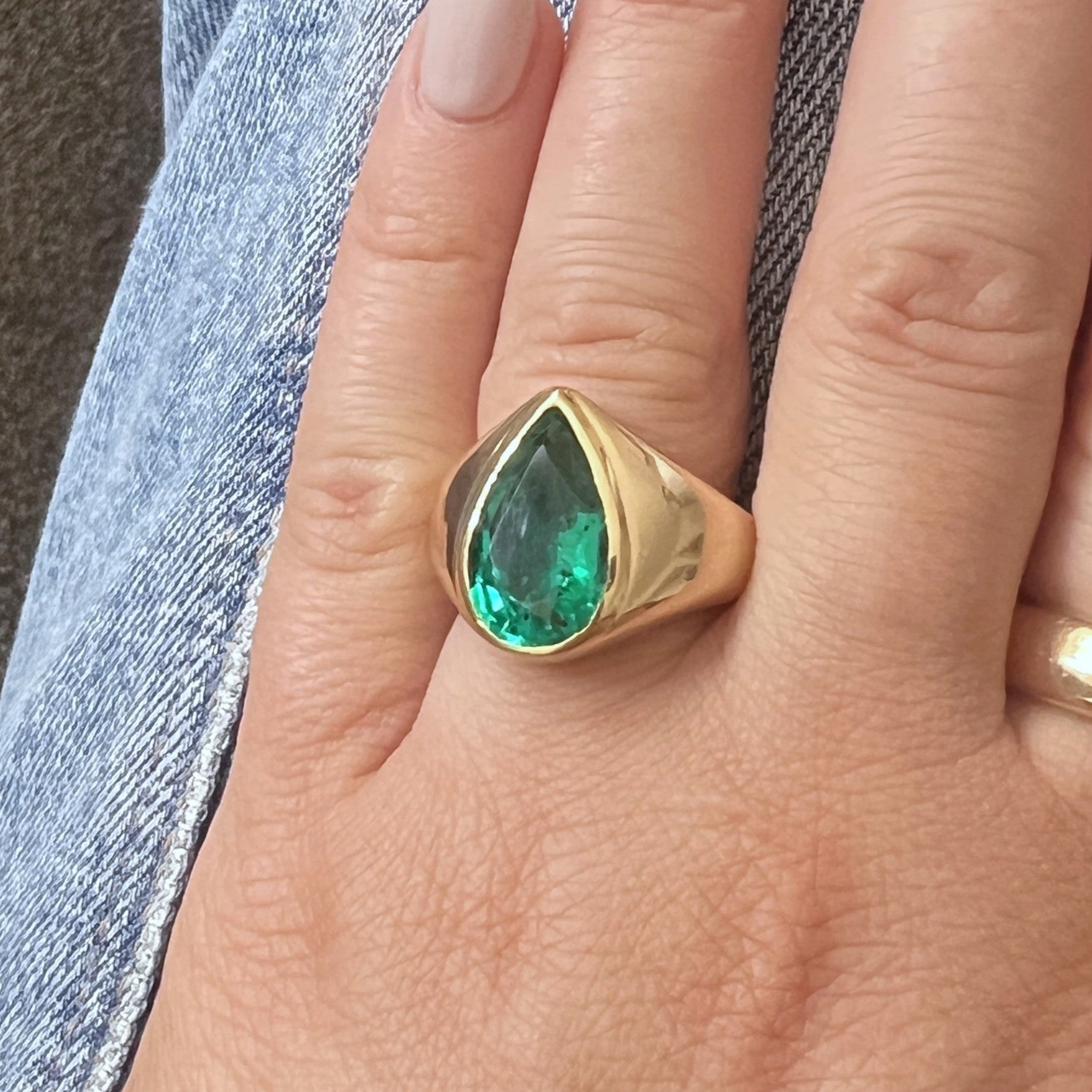 Nova Signet Ring – Blue Sapphire