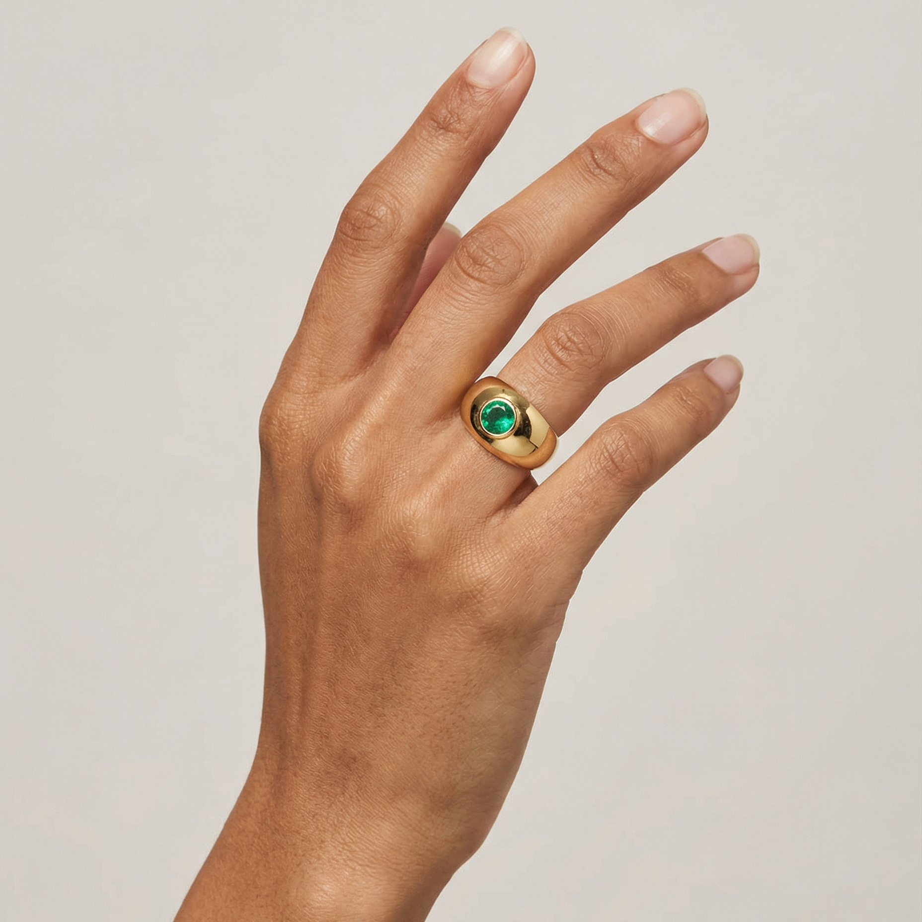 Forma Signet Ring – Colombian Green Emerald