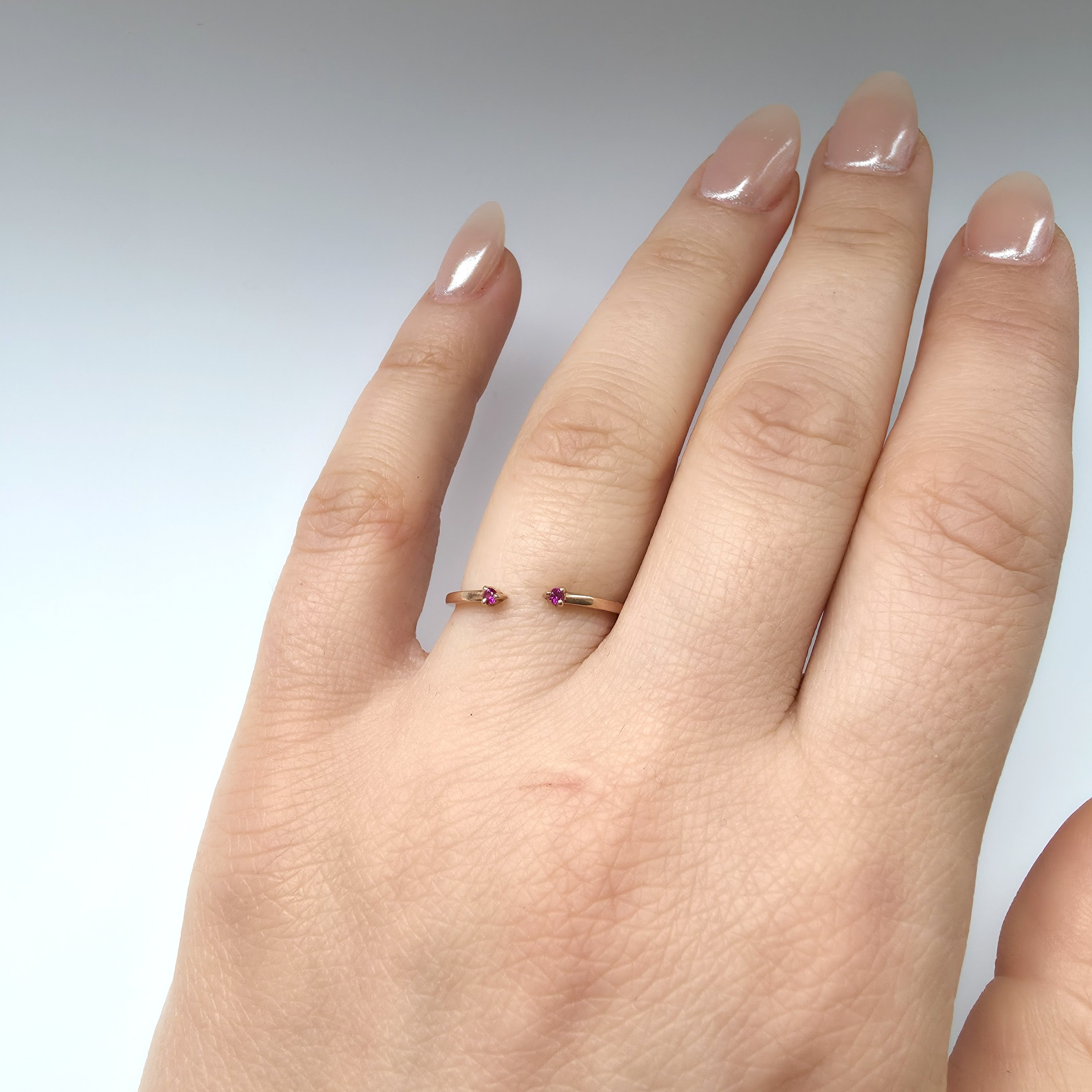 Linea Punto Mini Ring – Vivid Pink Sapphire