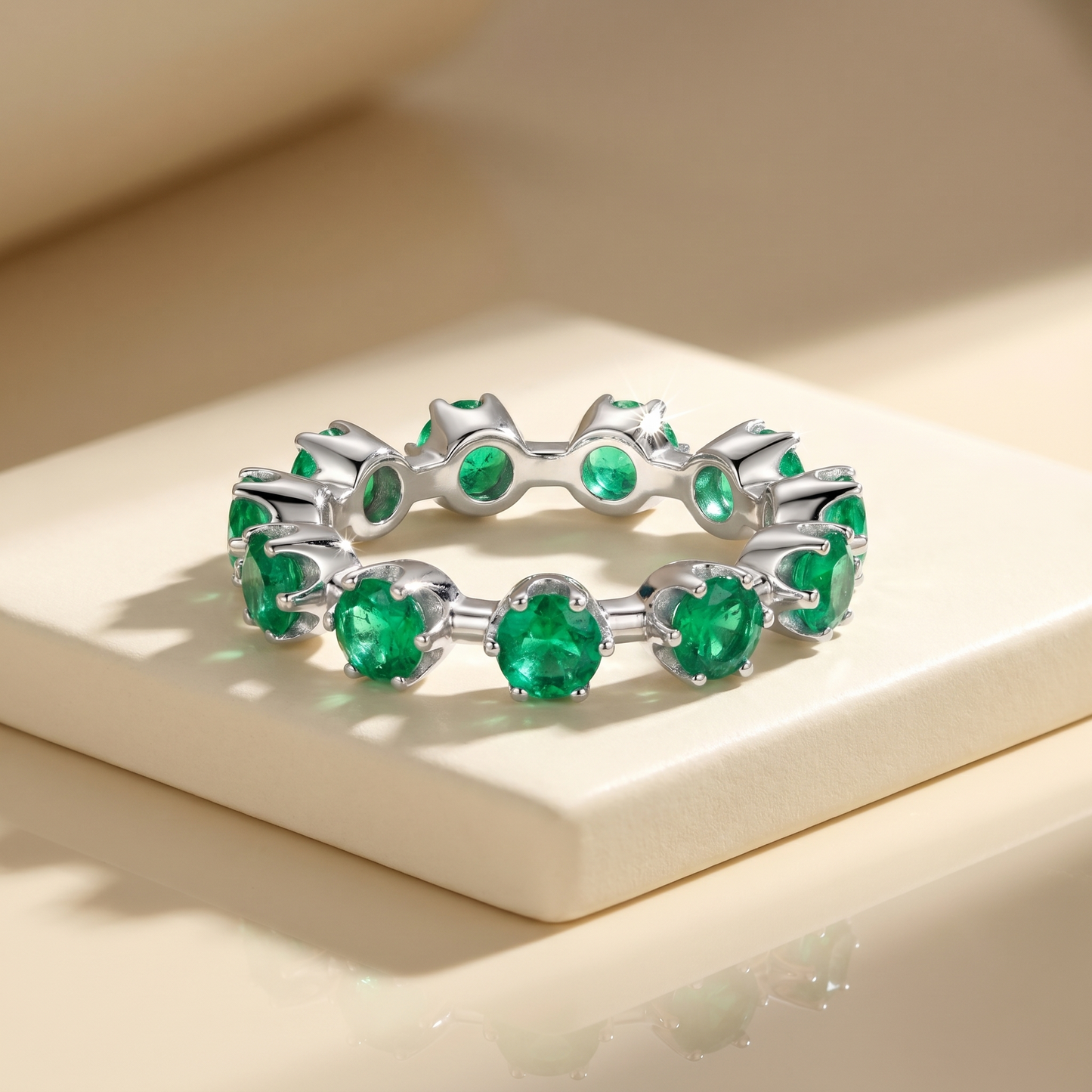 Linea Maxi Station Ring – Colombian Green Emerald