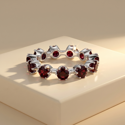 Linea Maxi Station Ring – Deep Red Garnet