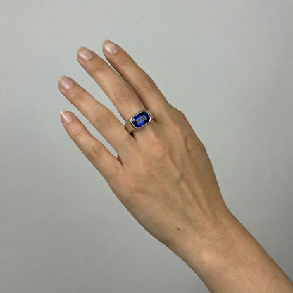 Nexus Signet Ring – Blue Sapphire