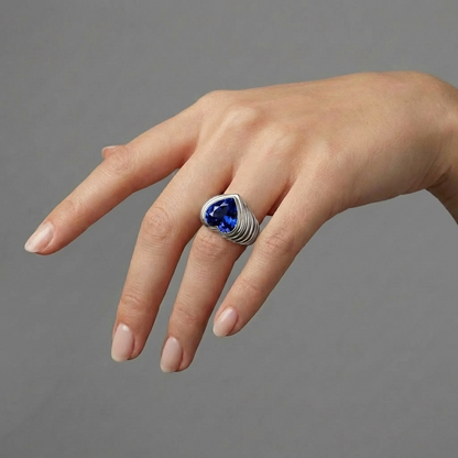 Amore Signet Ring – Blue Sapphire