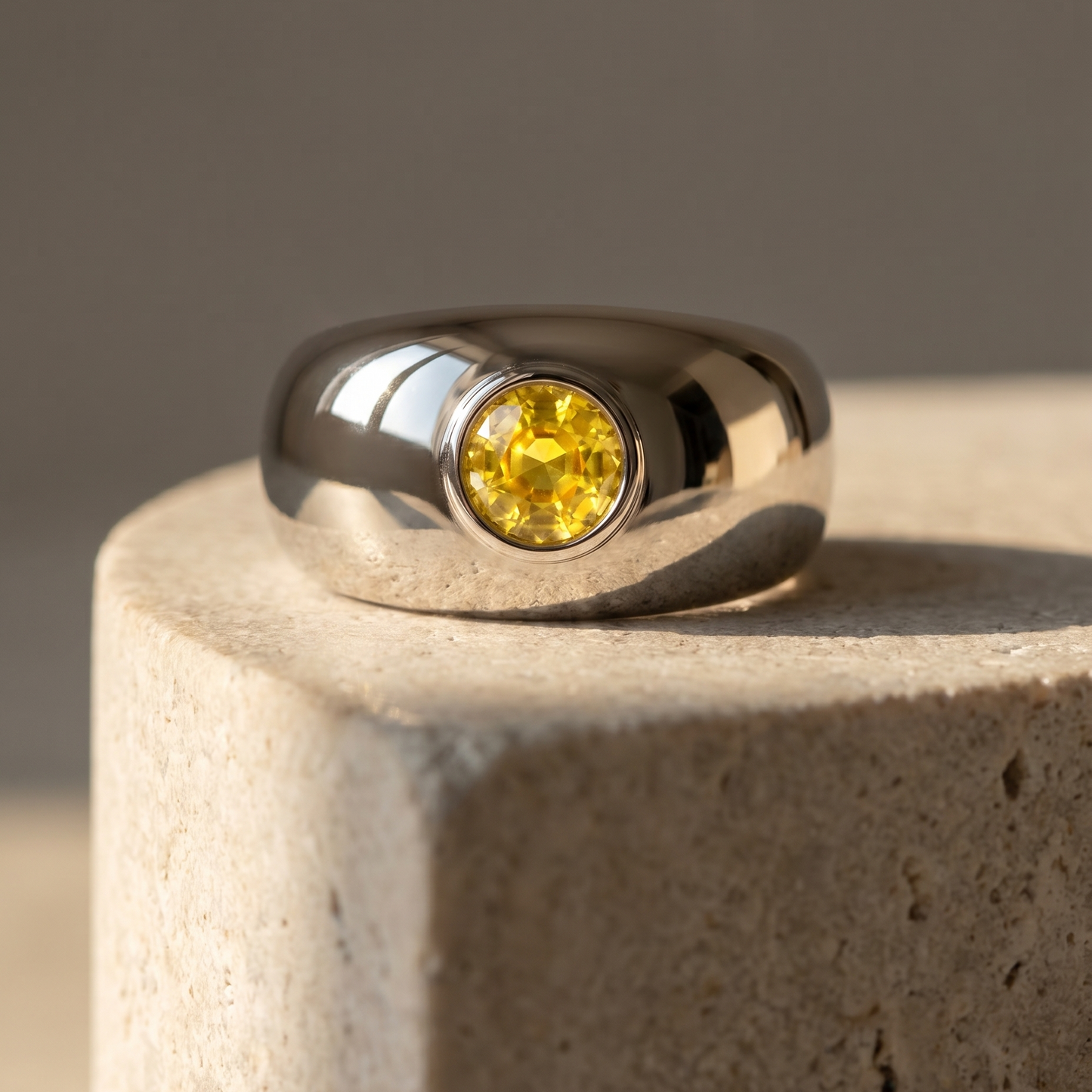 Forma Signet Ring – Yellow Sapphire