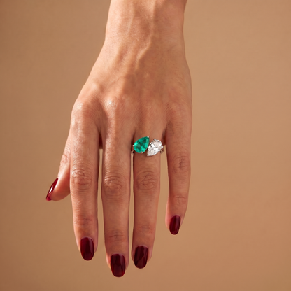 Nova Versus Ring – Colombian Green Emerald