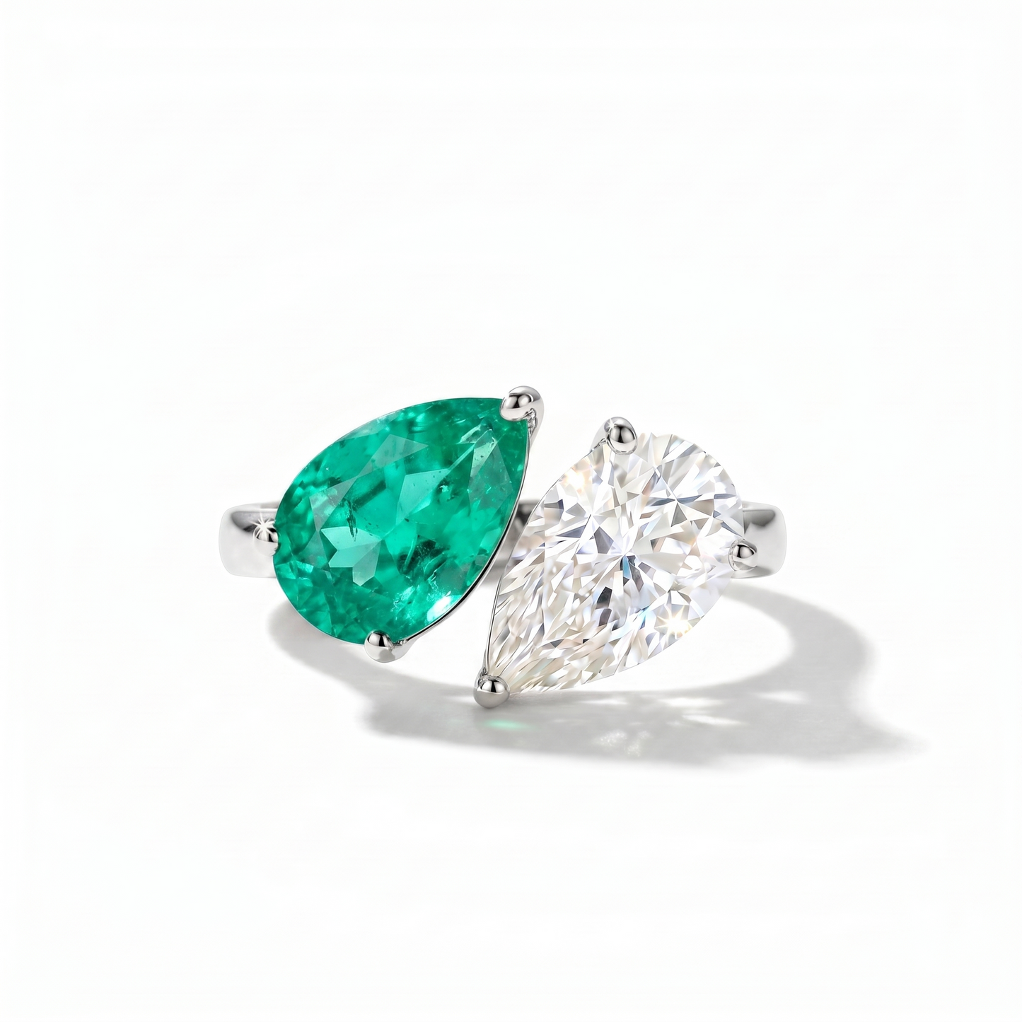 Nova Versus Ring – Colombian Green Emerald