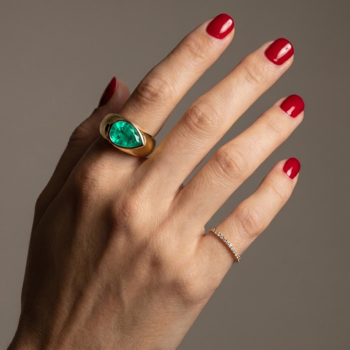 Nova Lateral Signet Ring – Colombian Green Emerald